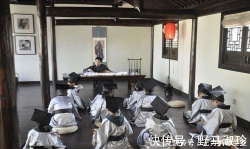 对子$郭沫若妙答对联,上联 “昨日偷桃钻狗洞,不知是谁”下联让人佩