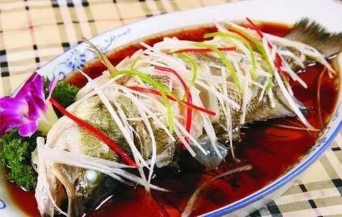 酱油|蒸鱼时，有人放盐也有人放酱油，酒店大厨：都错了！难怪鱼肉不鲜