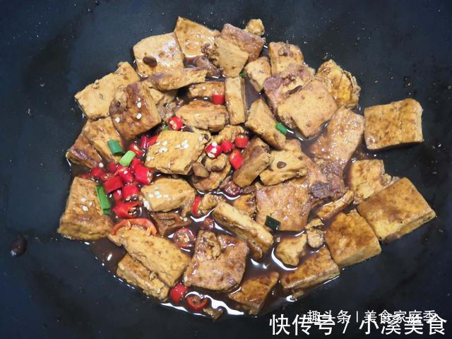 甜面酱|老豆腐这样做，比肉还好吃，香辣过瘾，二斤豆腐不够我家一顿吃的