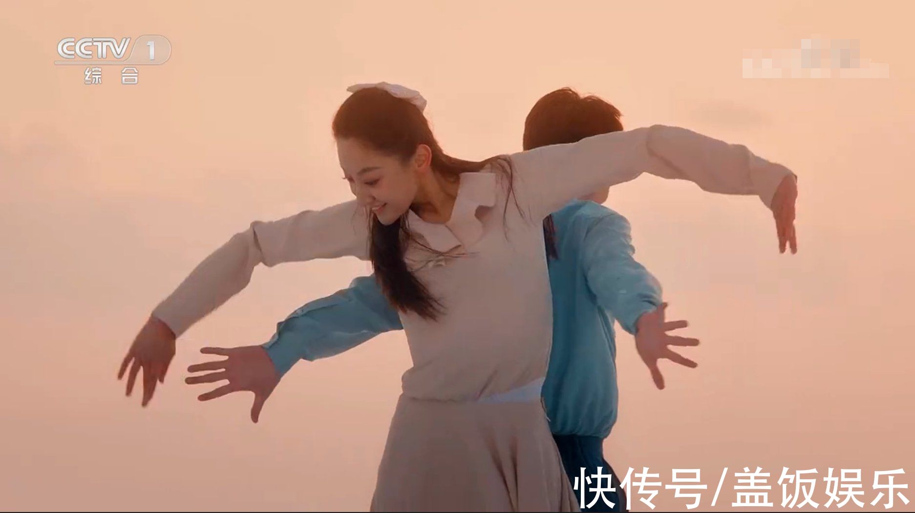 央视跨年晚会:任鲁豫独挑大梁疑口误,学生哽咽回忆袁隆平太催泪