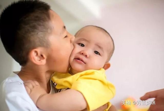 买菜|妈妈出去买菜,9岁儿子自告奋勇照顾1岁妹妹,回来后宝妈后悔了