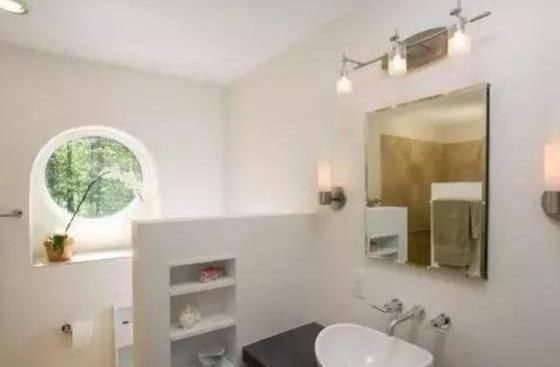 墙体|师傅在卫生间砌了半堵墙,邻居看后竟赖着不走,非要师傅去她家装