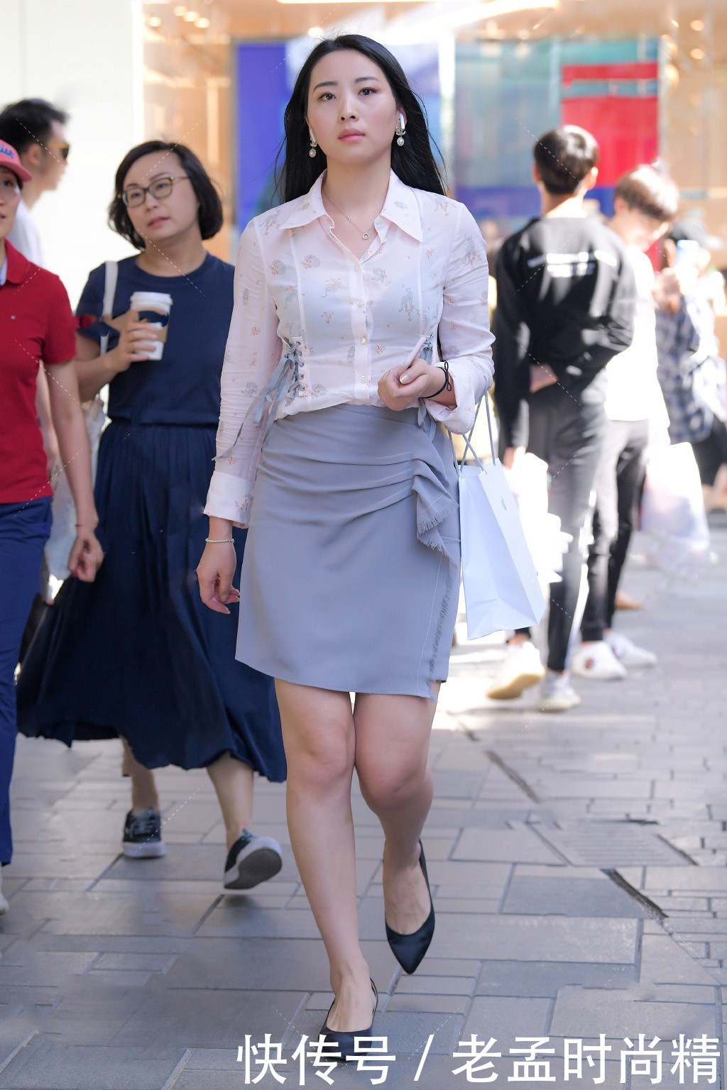 任性|街拍:半身裙就是“给力”, 时尚女生们任性穿搭, 也能美的优雅