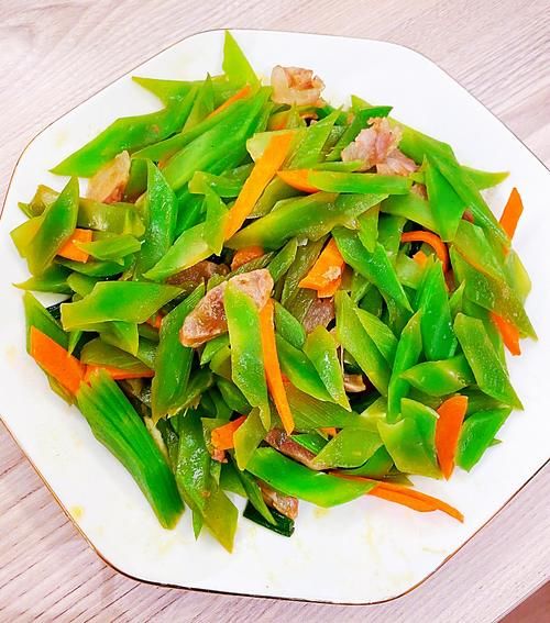 张馨予菜园子中莴笋收获，网友：没错了妥妥的“最美农场主”