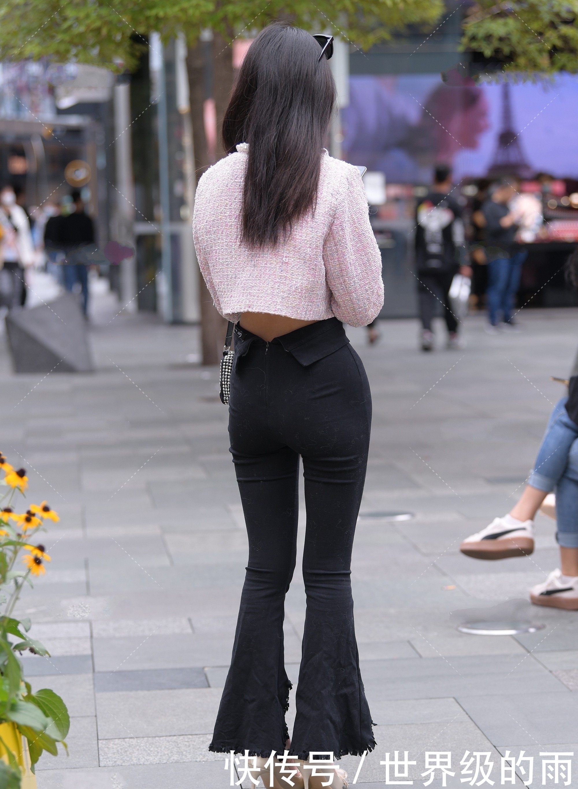 喇叭裤秀出我们的小蛮腰，赚足街上的回头率，心动就行动吧