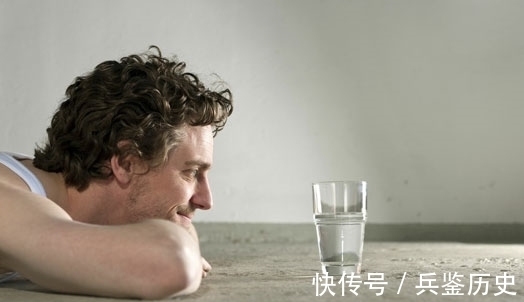 衰老|加速男性衰老的行为，抽烟喝酒没上榜，很多男性败给了第一件事