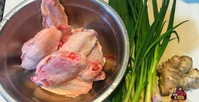 鸡翅|鸡腿别总是红烧了,教你做美味的石锅蒜香鸡翅,作法简易,解馋解饿