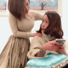 |搞笑GIF:日防夜防闺蜜难防