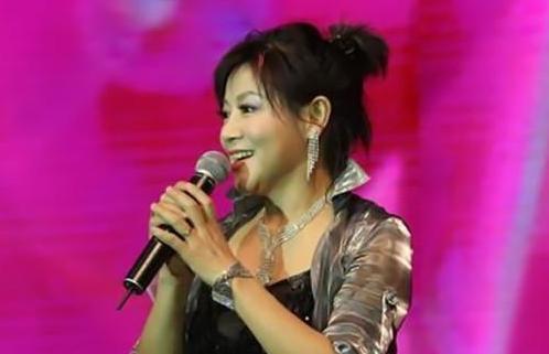 丧夫 出身军人家庭,打败毛阿敏韦唯,三登春晚成名,却遭遇丧夫之痛