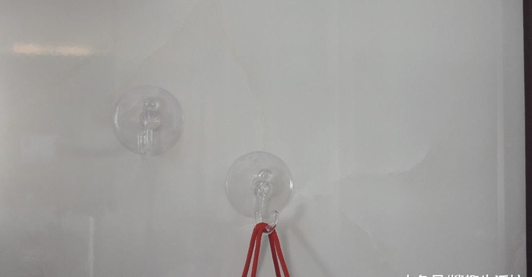 吸盘挂钩老是掉 教你一个简单绝招, 挂几十斤都很牢固, 太实用了