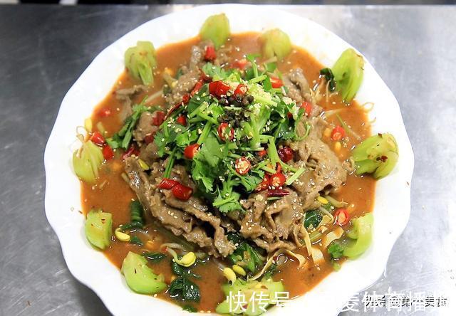 配菜|水煮牛肉要不要先腌制，厨师长告诉你正确做法，香辣鲜嫩又下饭