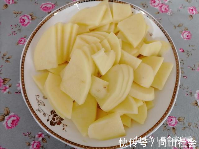 电饼铛|土豆别再炒着吃了,不加一滴水,做成土豆饼,外焦里嫩,特别好吃