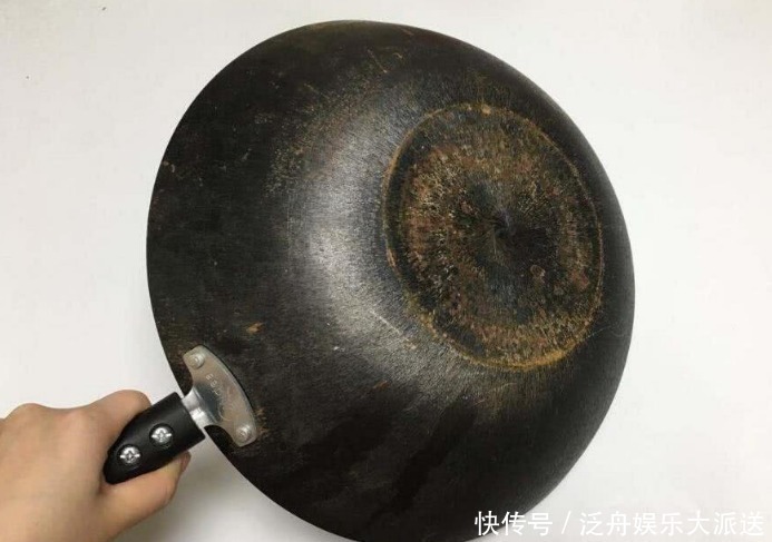 炒锅|铁锅用久了，发黑还粘锅教你养锅技巧，十年也油光发亮，不粘锅