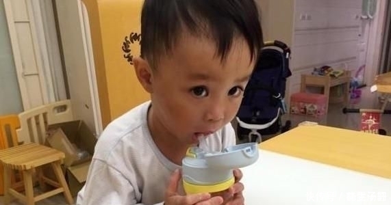 75岁老中医苹果煮水加1物,坚持一周肚肚舒畅没口臭,积食拜拜