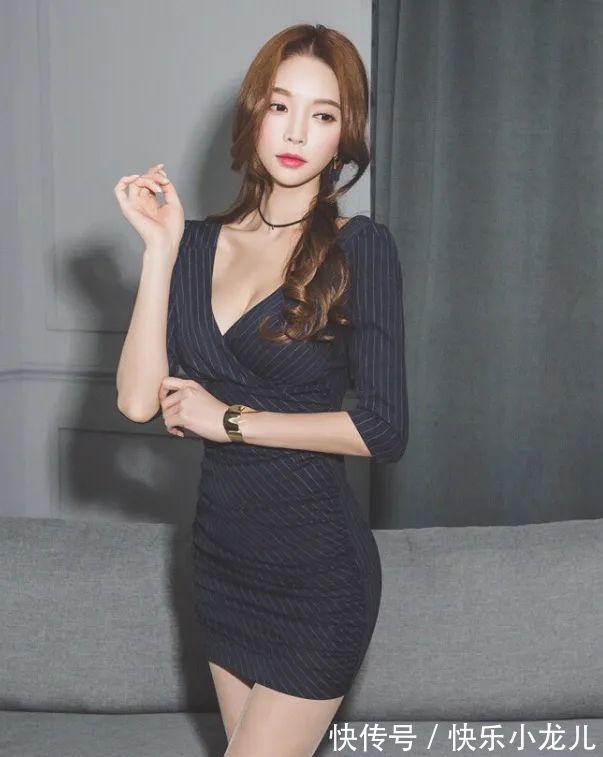 藏蓝色 职业装搭配高跟鞋,展现出职场女性独有的时尚气质
