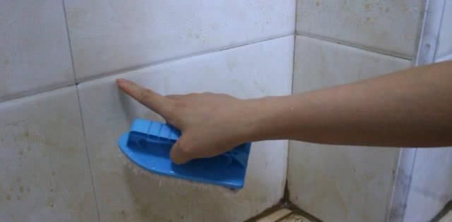 妙招|卫生间瓷砖脏了，还在傻傻的用清洁剂只需用它一擦立马洁白如新