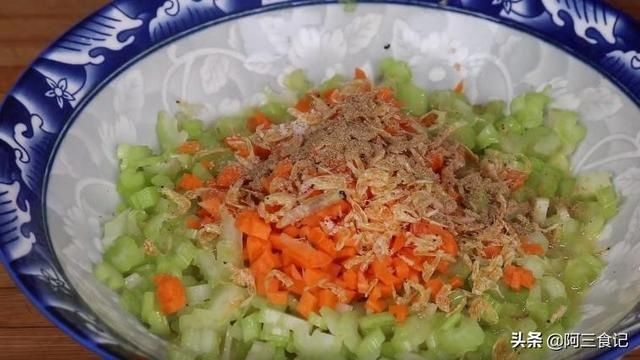 碎丁|芹菜最过瘾的吃法，淋入2个鸡蛋，不炒也不烙，出锅比吃肉还解馋