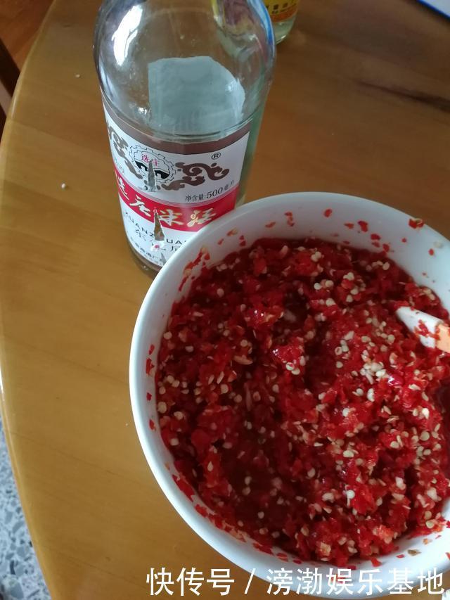  辣椒酱|做了2瓶辣椒酱，家人几天就吃光，比老干妈还好吃，做法也超简单