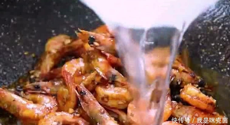 基围虾经典吃法,做法简单,鲜香美味,小伙自己吃一大盘