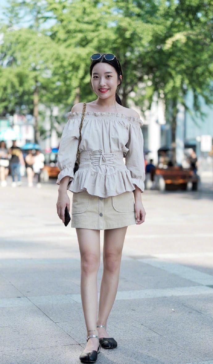 街拍:美女身材好,曲线优美,吸睛效果十分明显