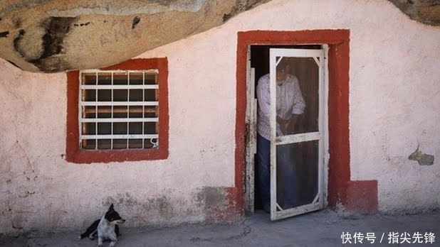 旅游胜地|墨西哥老人在850吨重巨石下修建房屋，2年后他家成为旅游胜地