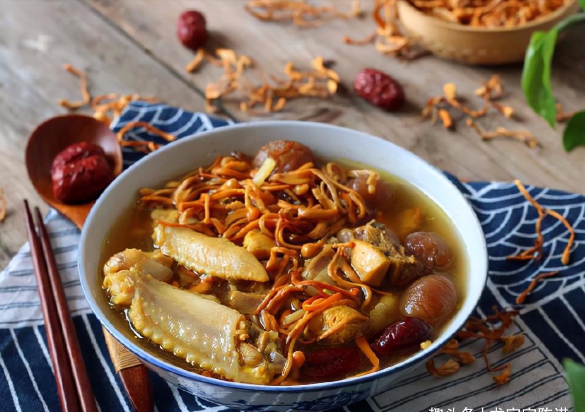 桂圆干|入秋宜温补,煮鸡汤加一点它,汤鲜味美补气血,女人多喝气色好