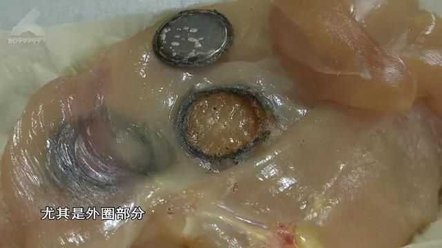 实验|全国各地都有孩子误食这个东西！记者用鸡肉做实验，结果触目惊心