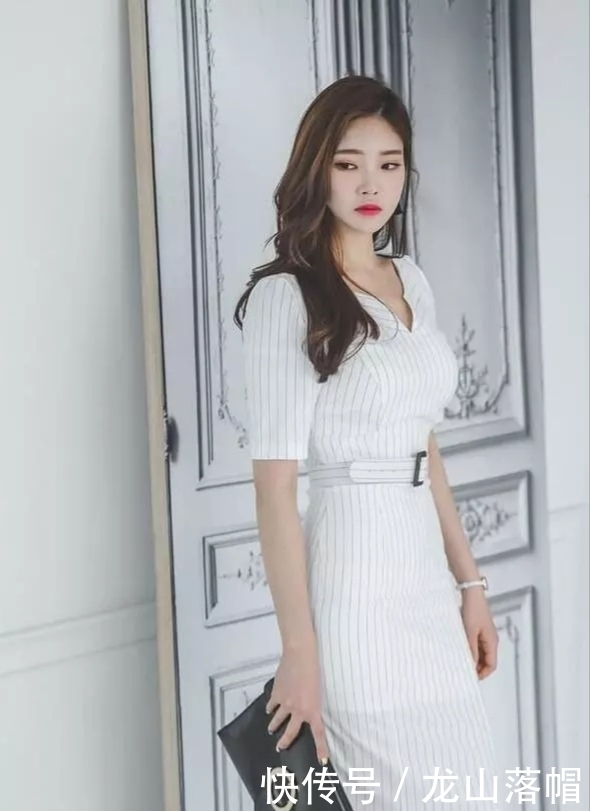 优雅端庄的小姐姐,一袭白色修身连衣裙,秀出风情万种