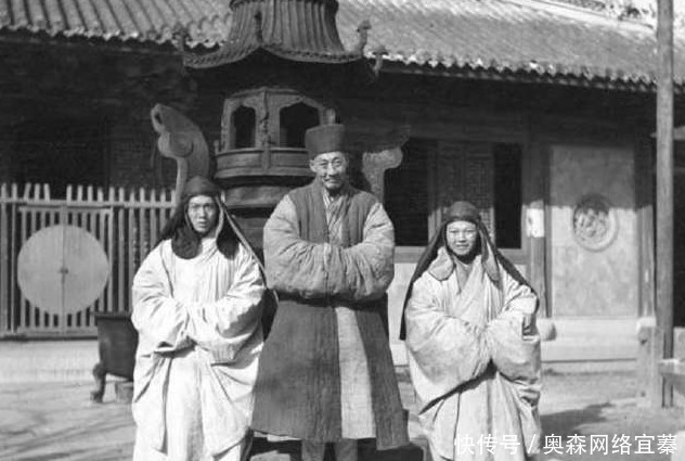 道人|清末旧照,罕见道人与尼姑合影,女子在全神贯注卖艺