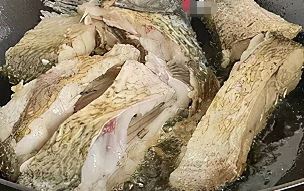 此菜上桌全家都爱吃,食材普通钙质丰富,烧一烧上桌,咸鲜下饭!