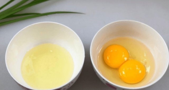 鸡蛋|骨质疏松不可以吃鸡蛋?骨科大夫:要想骨头好,这3种食物要少吃