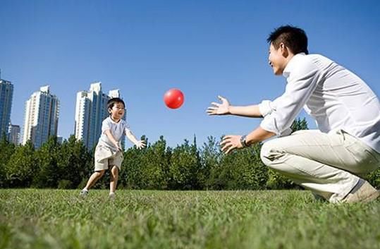 表现|当孩子做这个动作时，其实表现大脑发育良好，先别嫌弃“招人烦”