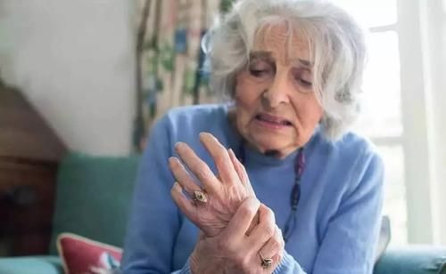 激素水平|女性的雌激素水平下降，容易诱发这个疾病！