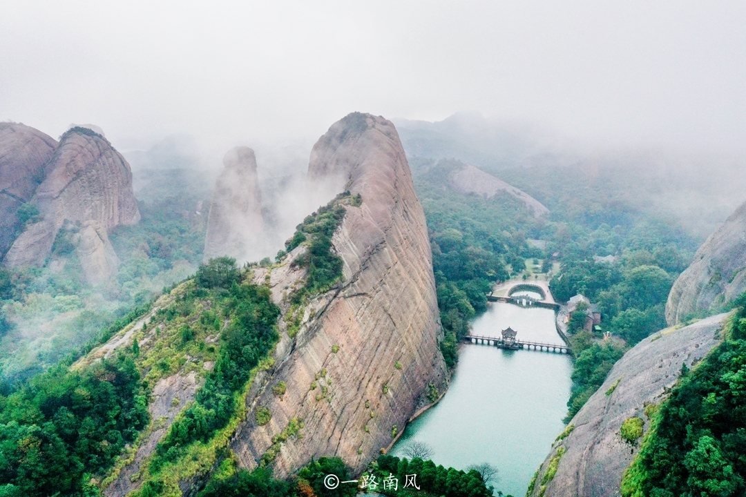 龟峰|旅行来到江西上饶，发现奇特龟峰，山体和奇石就像巨大的乌龟