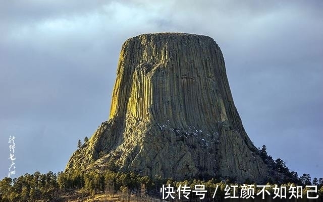 红衣|「冰岛」游览《格杜伯格玄武岩石柱群》，观赏红衣少女徒手攀岩