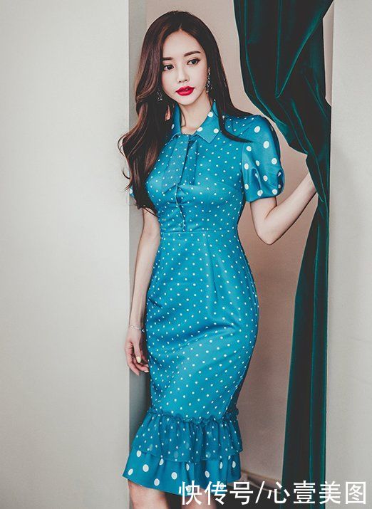 琉璃|女神孙允珠高清时尚搭配：琉璃湖泊藻蓝斑点花褶鱼尾裙