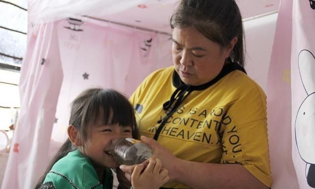 蕊蕊|女孩两岁仍不会走路说话,7岁时的智商只有1岁,妈妈为她寻重生路