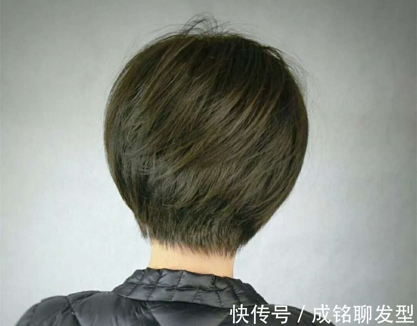 发色|50岁女人尽量少染这三种颜色,让皮肤蜡黄又显黑,不仅土气还显老