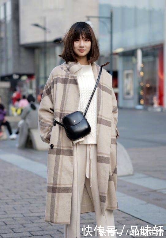 短发女孩 女人穿大衣还在配裙子？俗！学明星这么穿，实在美