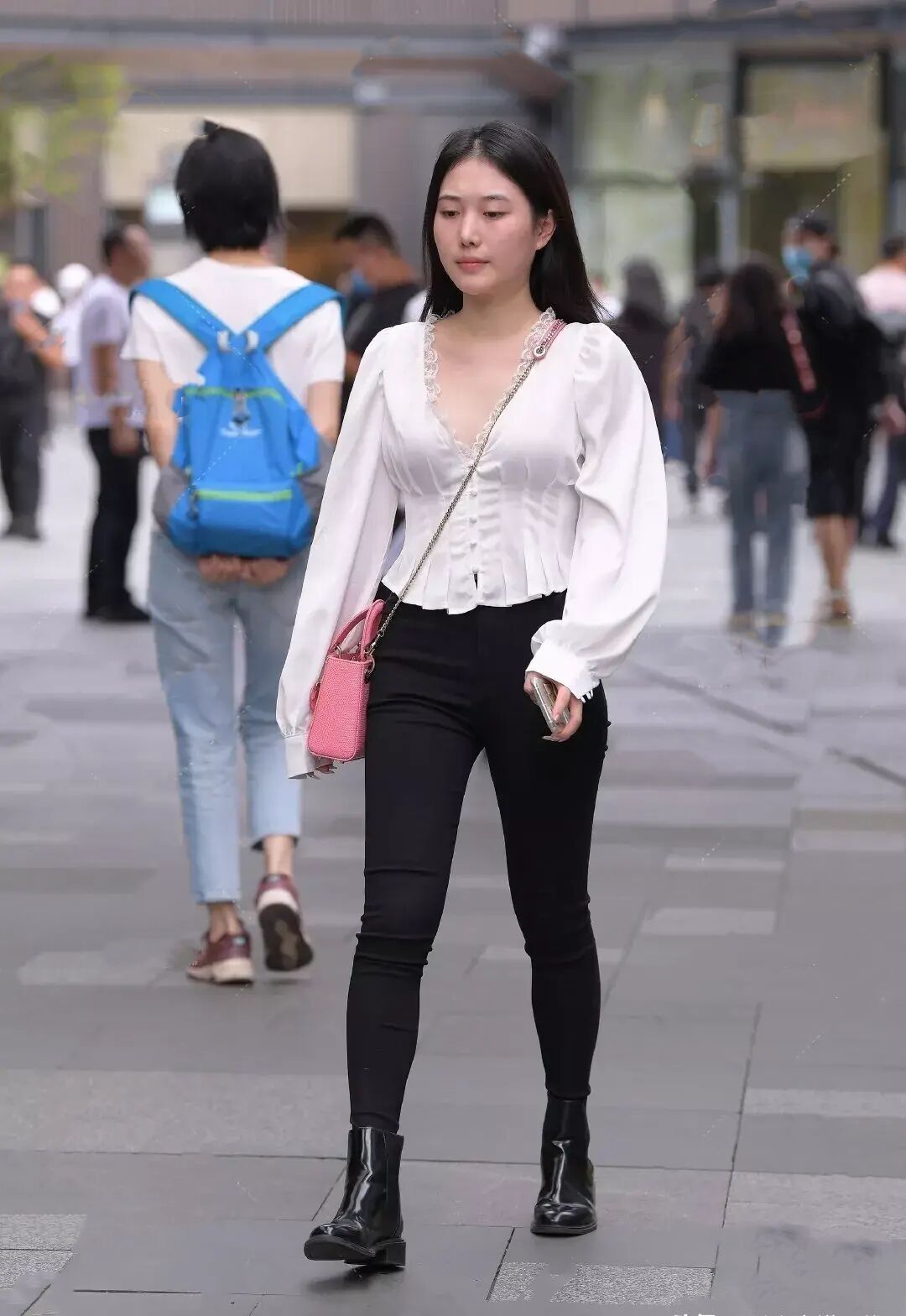 没了打底裤不会穿不至于吧,“小黑裤”为你的秋季上了一课