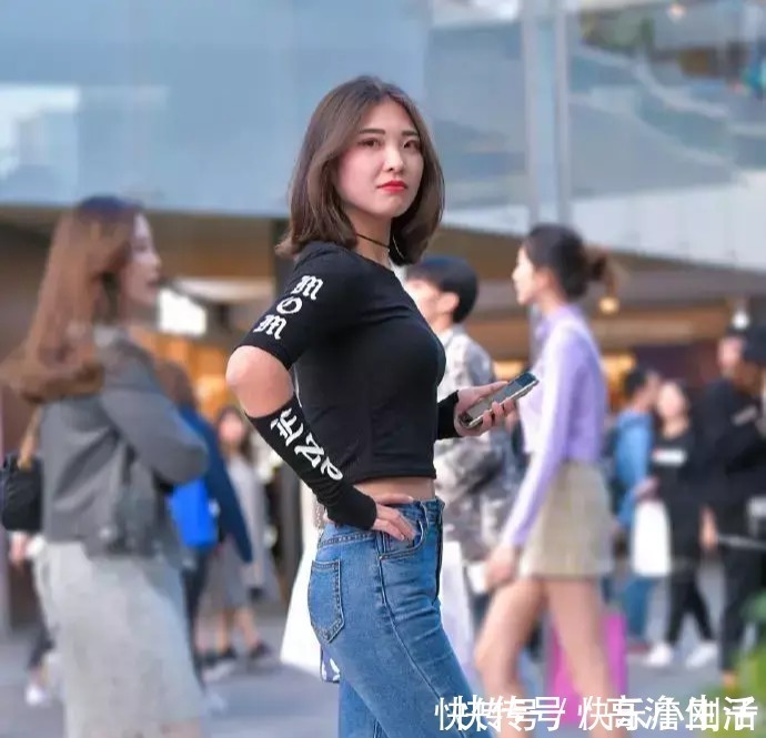 针织|修身牛仔裤配针织T恤，简约范的精致穿搭，自然流露出靓丽