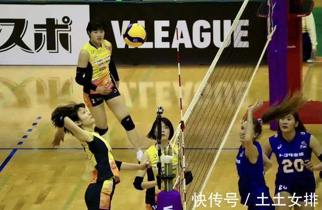 美国女排|真不容易!朱婷前队友4局80扣,难得获胜,赛后采访欣慰地笑了