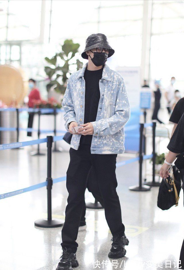 浅蓝色|休闲时髦类单品就选择牛仔外套，款式经典且有魅力，搭配不重样