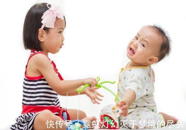 姐姐|六岁姐姐打哭三岁弟弟,网上一片称赞:教育方式堪比教科书范本