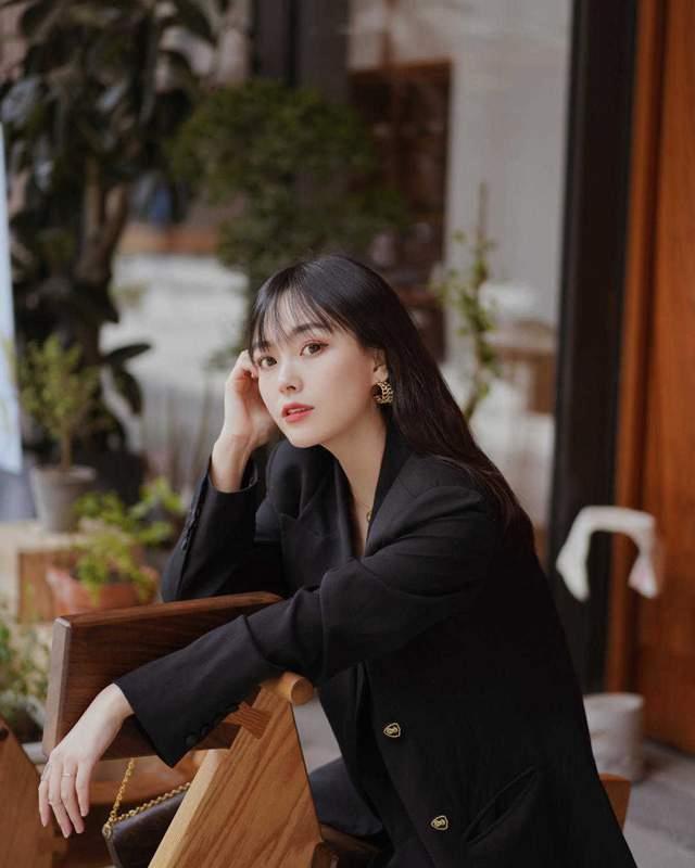 连衣裙 西服不一定配T恤,用抹胸上衣、打底衫和连衣裙搭配,更好看