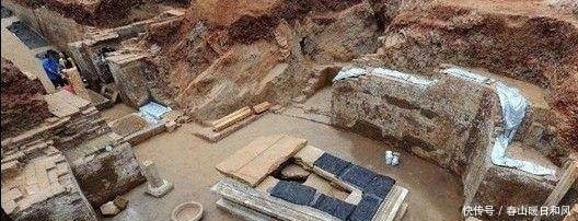 无意|小男孩古墓旁玩耍,无意发现一件龙袍,原来下面“住着”开国皇帝