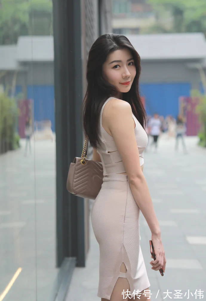 半身裙|美女街拍:蜜粉色半身裙套装淡雅知性,时尚又修身,凸显气质的同时还显身材