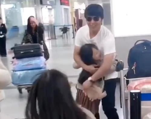 生活环境|爸爸火了!三个“小情人”来接机,网友:女儿都好漂亮