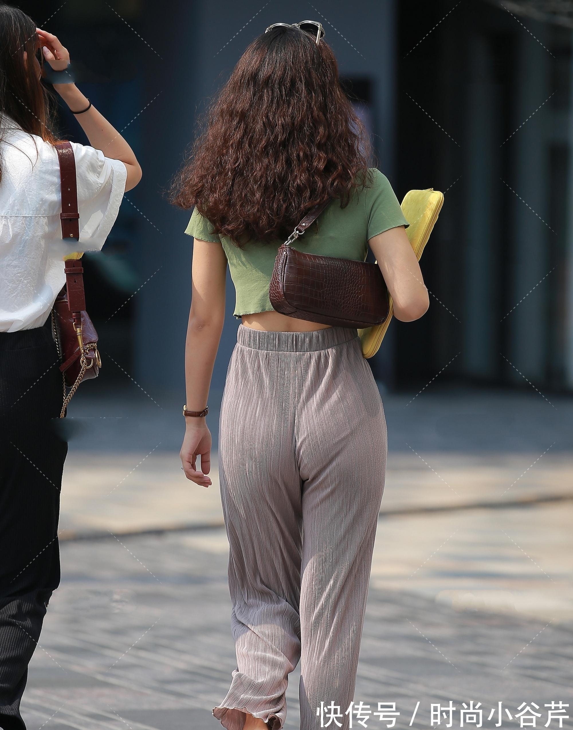 版型|浅咖色阔腿裤搭配抹茶绿短T恤,性感大气,成熟显气场
