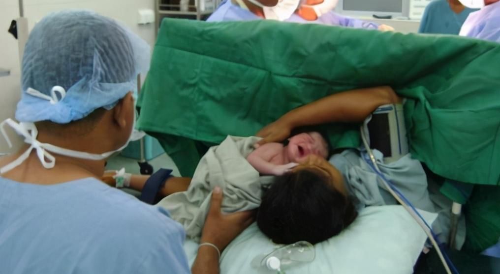 顺产|国外产妇直播生娃,不走寻常路用手拽出来,网友:不愧是战斗民族